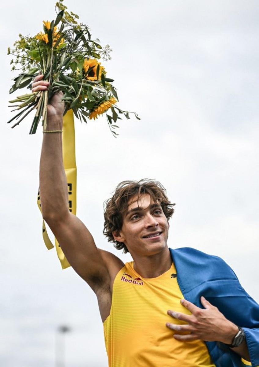 Sweden's Armand Duplantis celebrates after winning the men's pole vault final of the World Athletics Diamond League athletics meeting "Weltklasse" on Sechselautenplatz in Zurich, on August 27, 2025. Fabrice COFFRINI / AFP