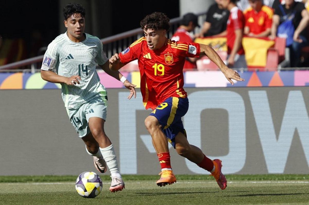 Mexico's midfielder #14 Amaury Morales and Spain's forward #19 Jan Virgili fight for the ball during the 2025 FIFA U20 World Cup football match between Spain and Mexico at the National Stadium in Santiago on October 1, 2025. Raul BRAVO / AFP