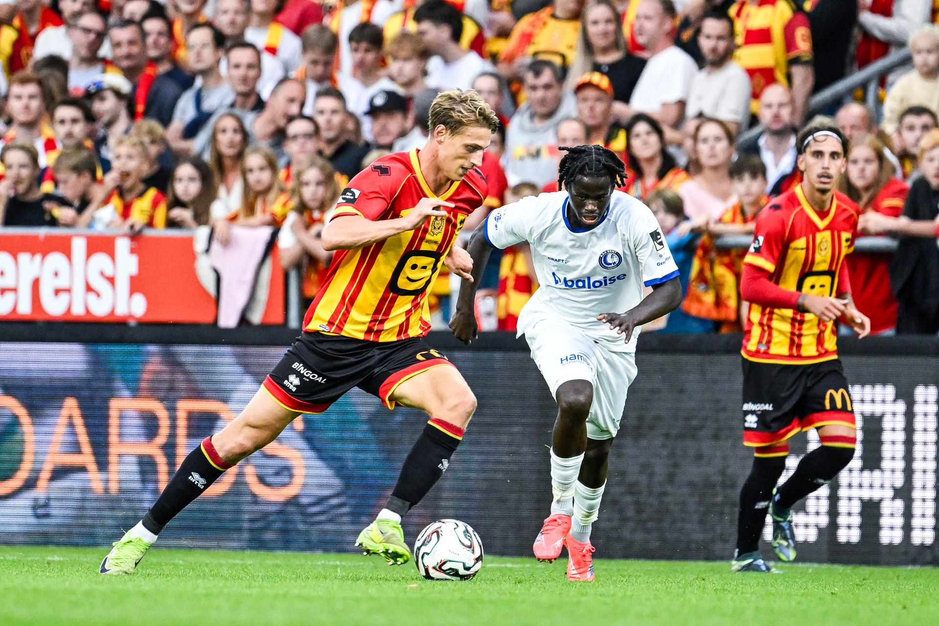 Mechelen's Lion Lauberbach and Gent's Leonardo Lopes Da Silva pictured in action during a soccer match between KV Mechelen and KAA Gent, Saturday 16 August 2025 in Mechelen, on day 4 of the 2025-2026 'Jupiler Pro League' first division of the Belgian championship. BELGA PHOTO TOM GOYVAERTS