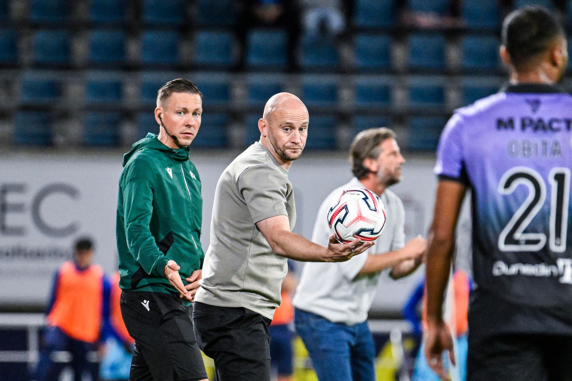 Hibernian's head coach David Gray pictured during a soccer game between Belgian KAA Gent and Scottish Hibernian FC, Thursday 20 August 2026 in Gent, the first leg of the play-off round for the UEFA Conference League group phase. BELGA PHOTO TOM GOYVAERTS