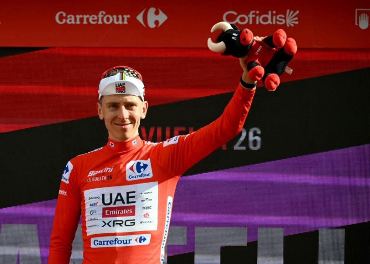 Team UAE's Slovenian rider Tadej Pogacar wearing the overall leader red jersey celebrates on the podium the sixth stage of the Vuelta a Espana 2026, a 177,4 km race between Alcossebre and Castellon de la Plana on August 27, 2026. JOSE JORDAN / AFP