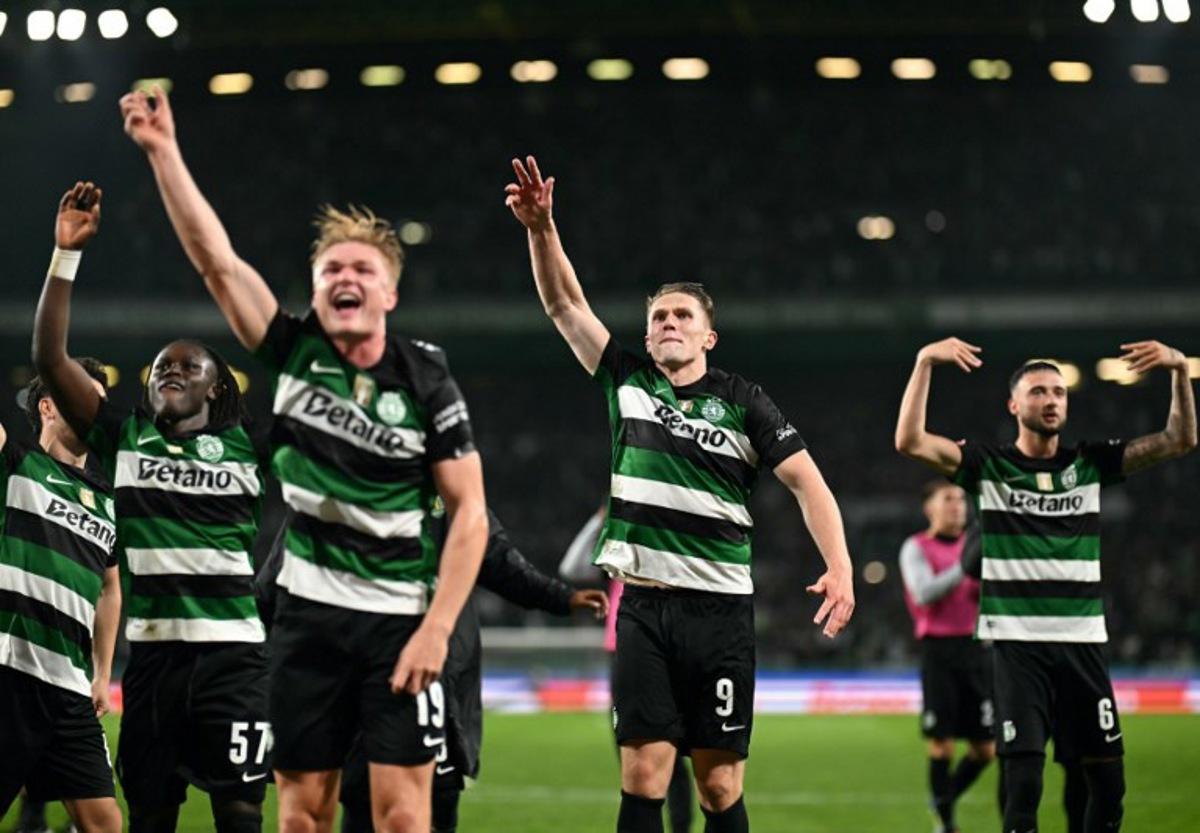 Sporting Lisbon's Swedish forward #09 Viktor Gyokeres and teammates celebrate victory at the end of the Portuguese League football match between Sporting CP and Gil Vicente FC at Jose Alvalade stadium in Lisbon, on May 4, 2025. PATRICIA DE MELO MOREIRA / AFP
