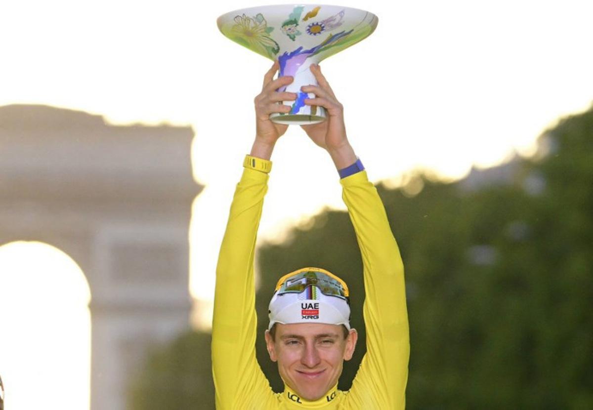 UAE Team Emirates - XRG's Slovenian rider Tadej Pogacar celebrates on the podium with the overall leader's yellow jersey after the 21st stage of the 113th edition of the Tour de France cycling race, 88,7 km starting and finishing in Paris, on July 26, 2026. Bernard PAPON / POOL / AFP