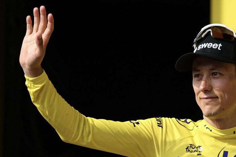 Uno-X Mobility team's Norwegian rider Torstein Traeen celebrates on the podium with the overall leader's yellow jersey after the 5th stage of the 113th edition of the Tour de France cycling race, 158 km between Lannemezan and Pau in southwestern France, on July 8, 2026. Anne-Christine POUJOULAT / AFP