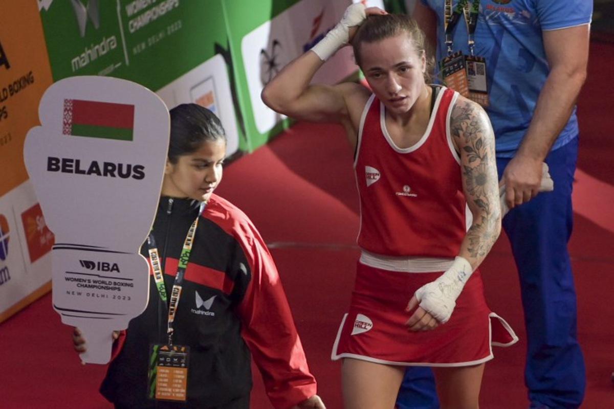 Belarus boxer Yulia Apanasovich (C) leaves after winning against Alexandra Anamaria Gheorghe of Romania during the preliminary round of the Elite women 50-52 kgs light fly IBA Women's World Boxing Championship 2023, in New Delhi on March 16, 2023. Money SHARMA / AFP