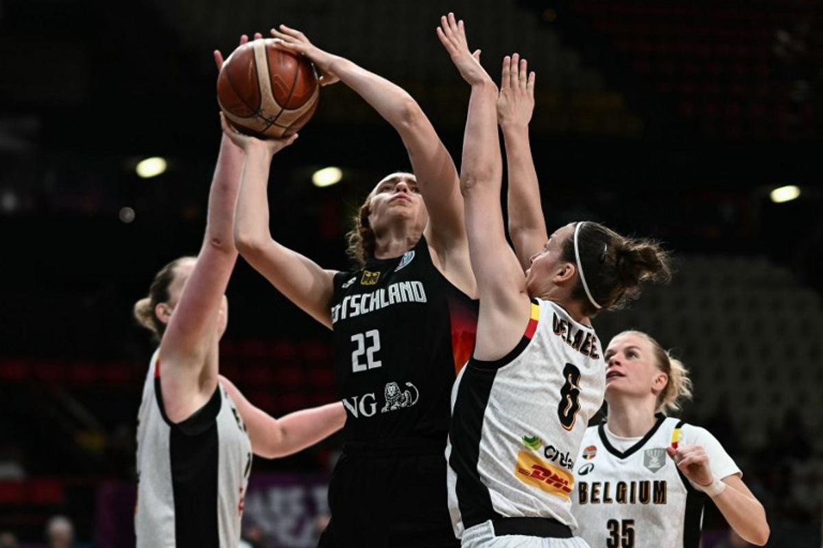 Germany's small forward Emily Bessoir (C) attempts a lay-up as she is defended by Belgium's small forward Antonia Delaere during the FIBA Women's EuroBasket 2025 quarter-final match between Belgium and Germany at the Peace and Friendship Stadium in Piraeus near Athens on June 25, 2025. Angelos Tzortzinis / AFP