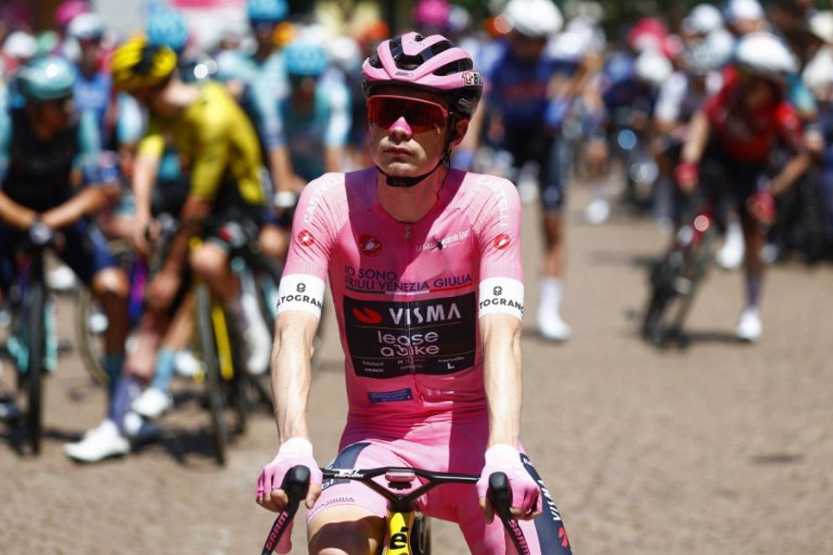 Team Visma Lease a Bike Danish rider Jonas Vingegaard wearing the overall leader's pink jersey (Maglia Rosa) prepares to take the start of the 16th stage of the Giro d'Italia 2026 - Tour of Italy cycling race between Bellinzona and Cari, Switzerland, on May 26, 2026. Luca Bettini / AFP