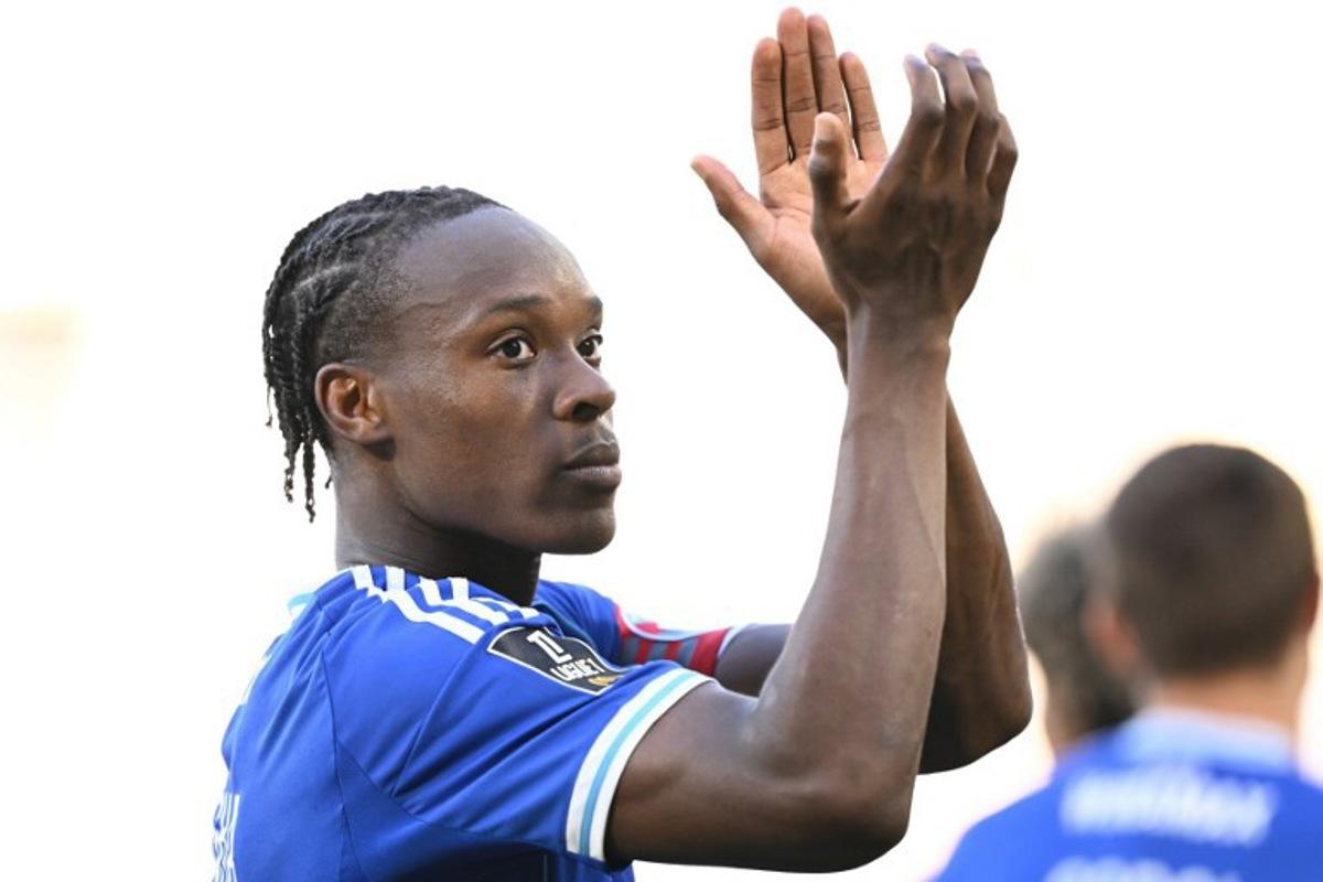 Strasbourg's Dutch-Nigerian forward #10 Emanuel Emegha cheers supporters at the end of the French L1 football match between RC Strasbourg Alsace and FC Nantes at Stade de la Meinau in Strasbourg, eastern France on August 24, 2025. SEBASTIEN BOZON / AFP
