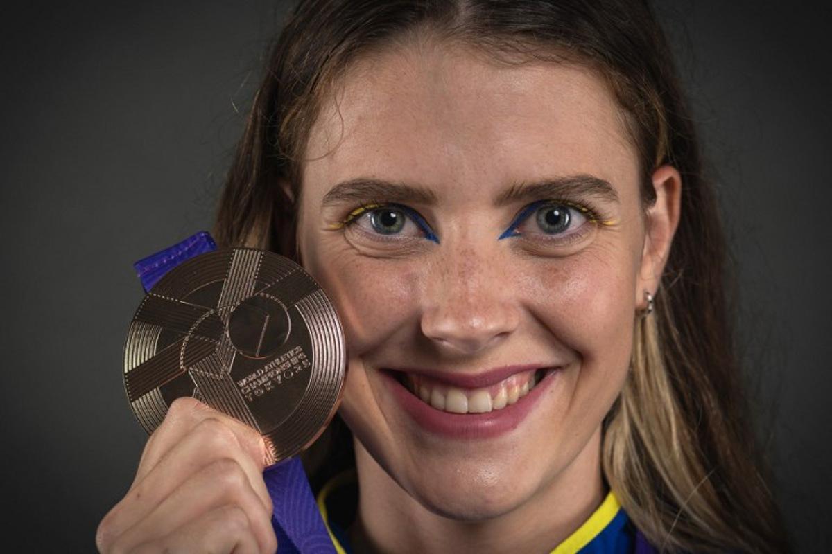 Joint bronze medallist in the women's high jump event Ukraine's athlete Yaroslava Mahuchikh poses for portraits during a studio photo session on the sidelines of the World Athletics Championships in Tokyo on September 21, 2025. Andrej ISAKOVIC / AFP
