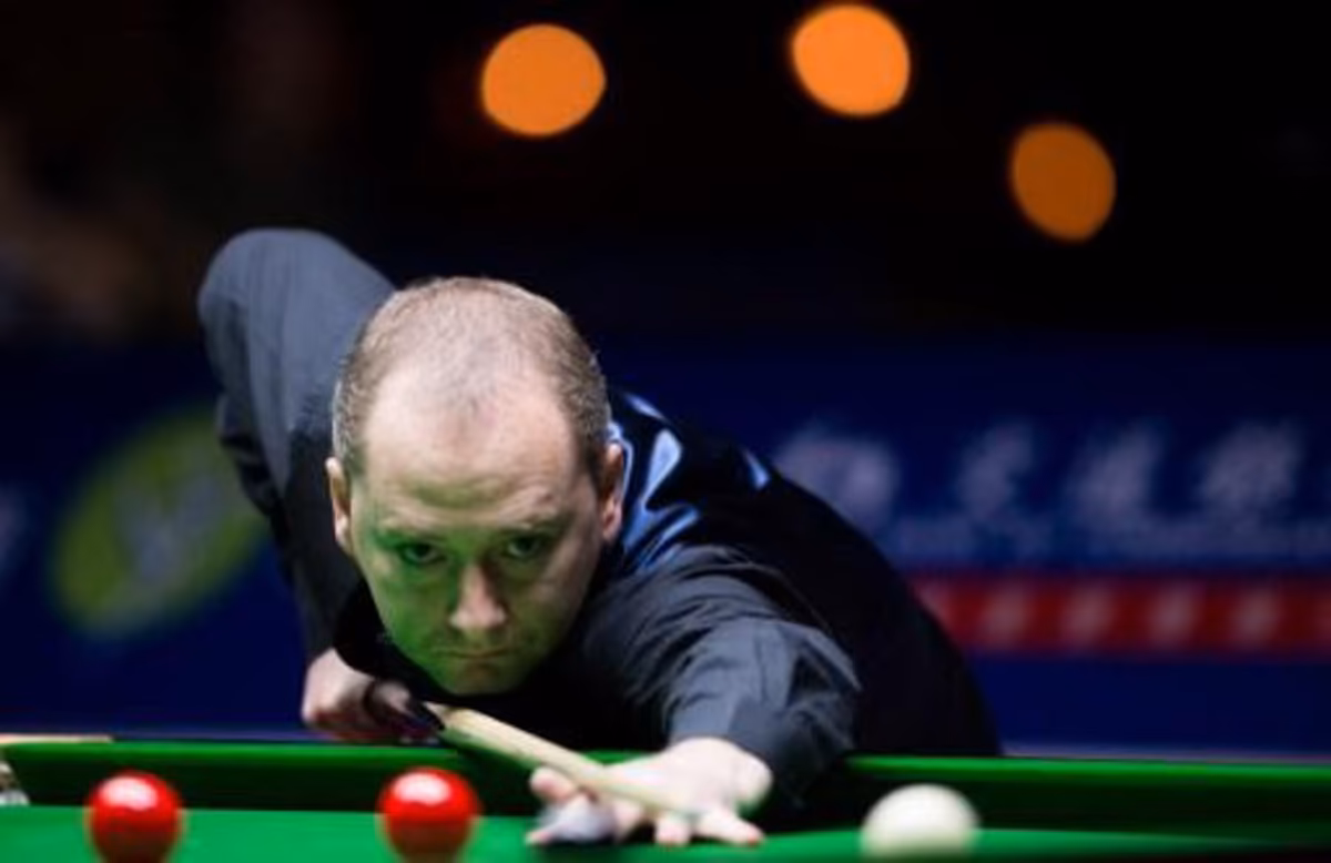 Graeme Dott of Britain plays a shot against Shaun Murphy of Britain (not pictured) during the Snooker Shanghai Masters in Shanghai on September 11, 2014. Dott won against Murphy with 5:3 in the second round of the competition. The World Snooker Masters will take place until September 14, 2014. AFP PHOTO / JOHANNES EISELE