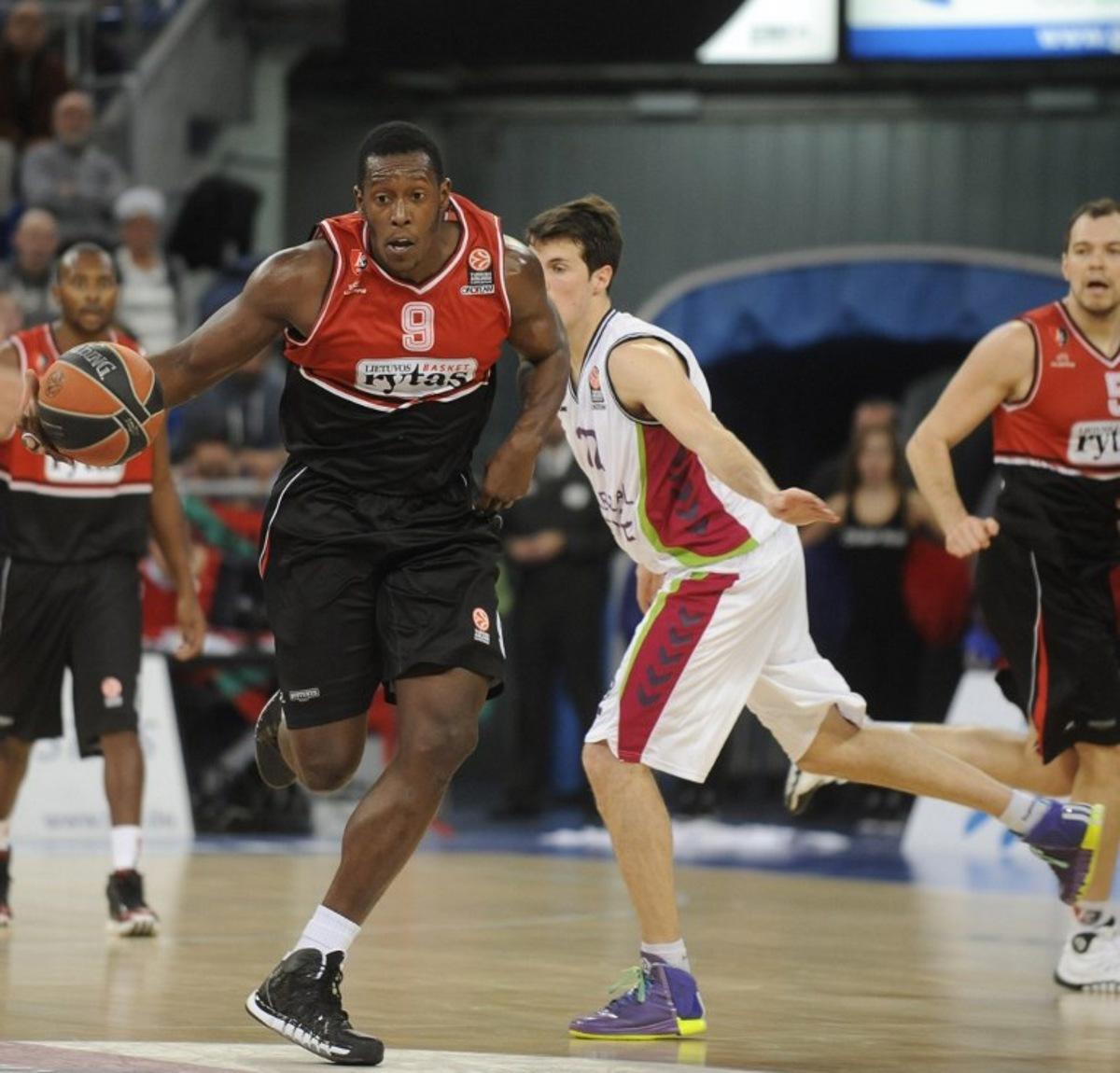 Lietuvos Rytas Vilnius' Juan Palacios (L) vies with Laboral Kutxa's French guard Thomas Heurtel (R) during the Euroleague basketball match Laboral Kutxa Vitoria vs Lietuvos Rytas Vilnius at the Fernando Buesa Arena in Vitoria on December 6, 2013. Rafa RIVAS / AFP