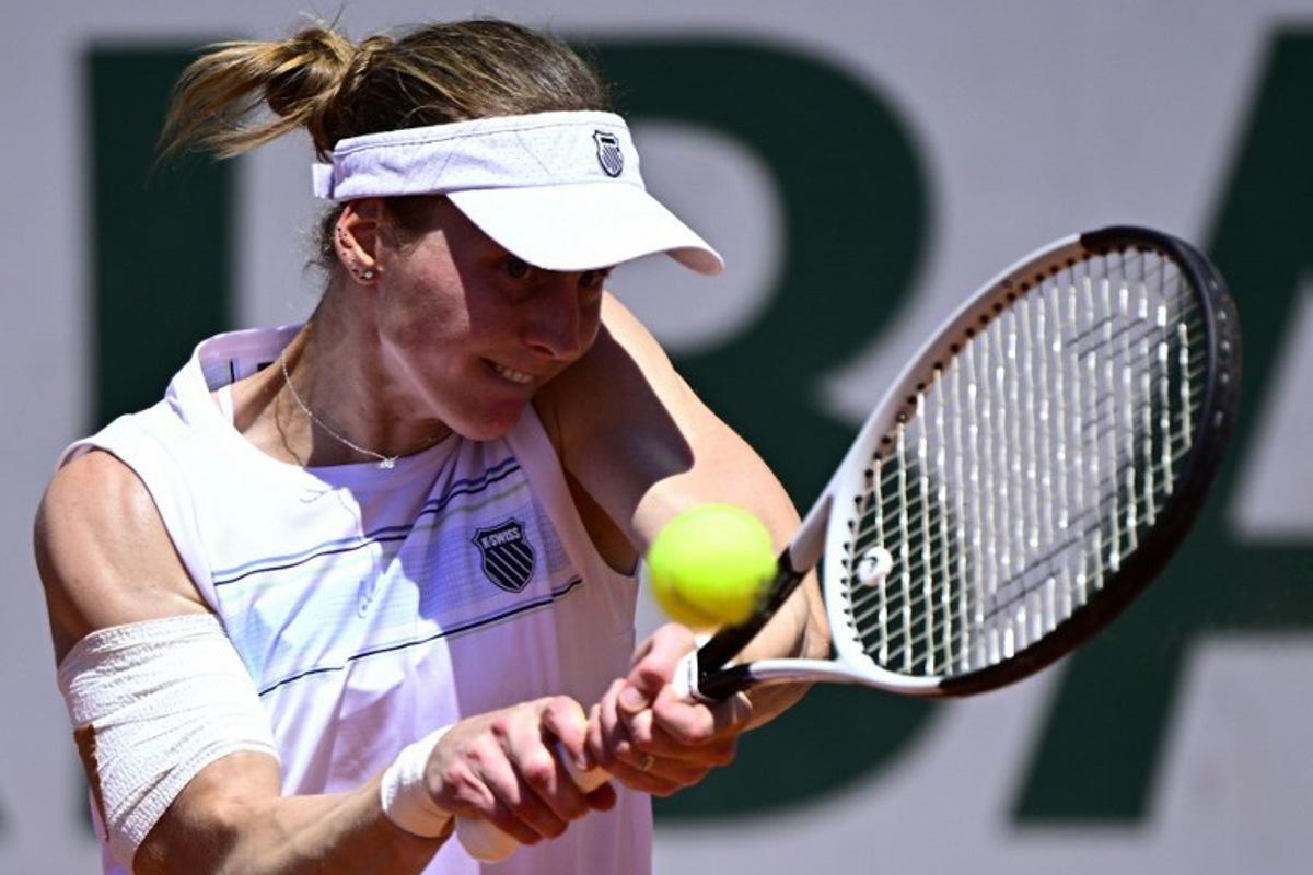 Russia's Liudmila Samsonova plays a backhand return to Ukraine's Dayana Yastremska during their women's singles match on day 6 of the French Open tennis tournament at the Roland-Garros Complex in Paris on May 30, 2025. JULIEN DE ROSA / AFP