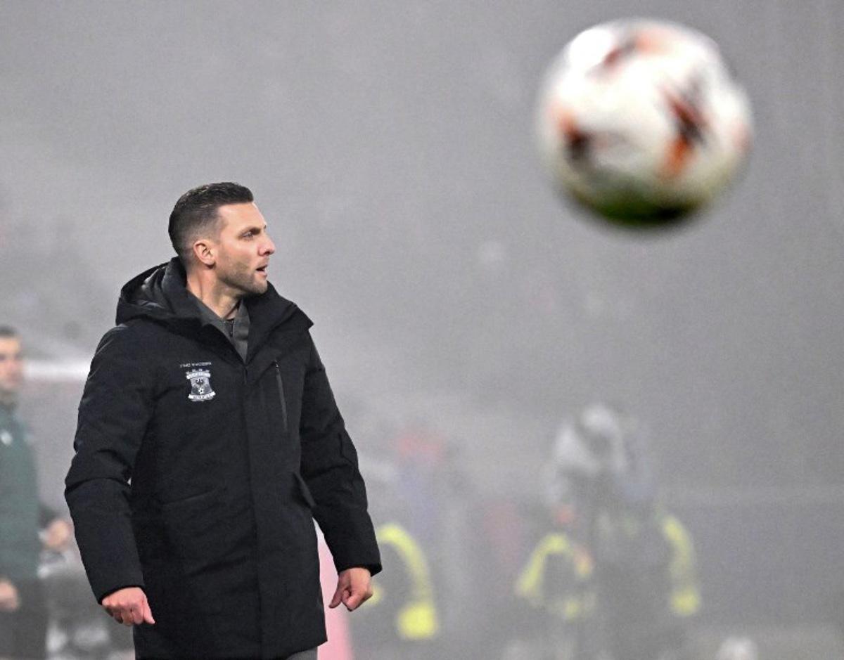 Go Ahead Eagles' Dutch head coach Melvin Boel reacts during the UEFA Europa League football match between FC Salzburg and Go Ahead Eagles in Salzburg, Austria on November 6, 2025. BARBARA GINDL / APA / AFP