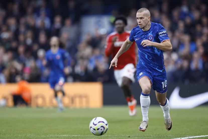 Chelsea's Ukrainian midfielder #10 Mykhailo Mudryk runs with the ball during the English Premier League football match between Chelsea and Nottingham Forest at Stamford Bridge in London on October 6, 2024. BENJAMIN CREMEL / AFP