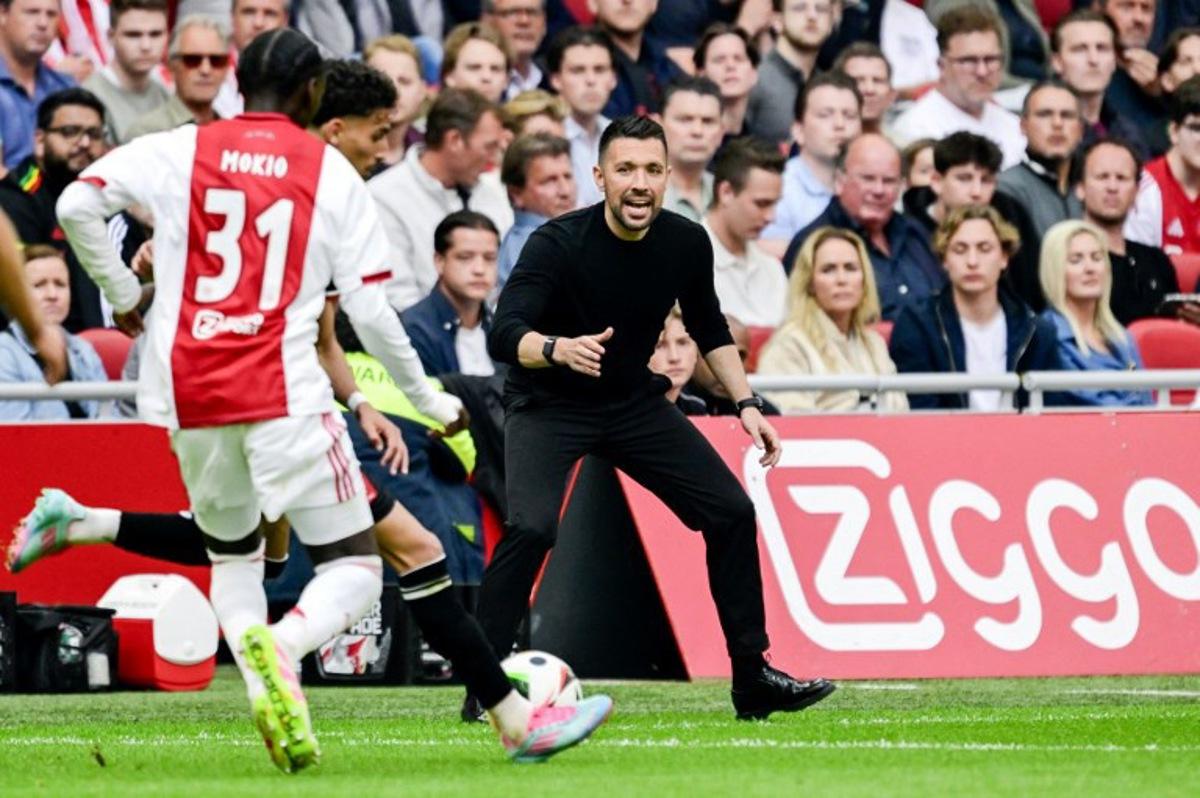 Ajax Italian coach Francesco Farioli (C) gestures during the Dutch Eredivisie football match between Ajax Amsterdam and FC Twente at the Johan Cruijff ArenA, in Amsterdam on May 18, 2025. Olaf Kraak / ANP / AFP