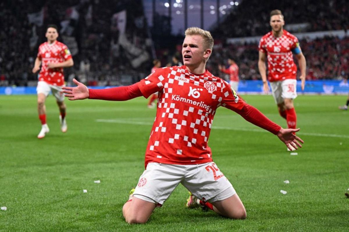 Mainz' German forward #29 Jonathan Burkardt (C) celebrates scoring the 1-1 goal with his teammates during the German first division Bundesliga football match between 1 FSV Mainz 05 and Eintracht Frankfurt in Mainz, western Germany on May 4, 2025. Kirill KUDRYAVTSEV / AFP
