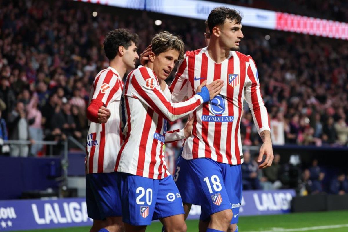 Atletico Madrid's Argentine forward #20 Giuliano Simeone (C) celebrates scoring his team's second gosal during the Spanish league football match between Club Atletico de Madrid and RCD Espanyol at Metropolitano Stadium in Madrid on February 21, 2026. Pierre-Philippe MARCOU / AFP