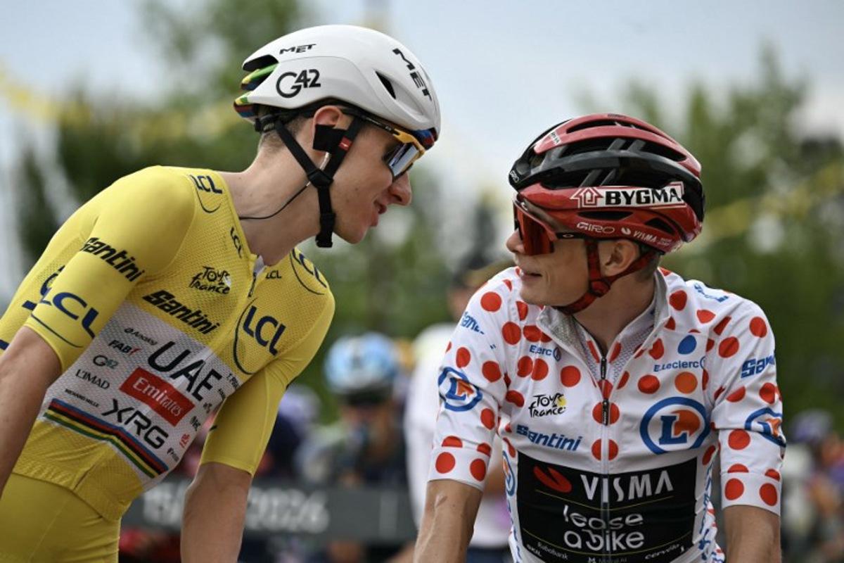 UAE Team Emirates - XRG's Slovenian rider Tadej Pogacar wearing the overall leader's yellow jersey speaks with Team Visma | Lease a Bike's Danish rider Jonas Vingegaard wearing the climber's dotted "King of the Mountains" jersey at the start of the 11th stage of the 113th edition of the Tour de France cycling race, 161,3 km between Vichy and Nevers in central France, on July 15, 2026. Jeff PACHOUD / AFP