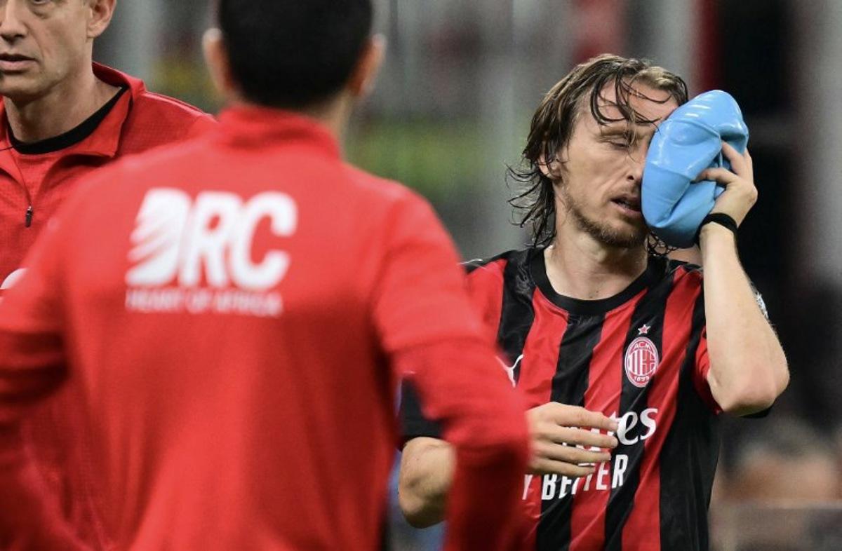AC Milan's Croatian midfielder #14 Luka Modric leaves the pitch after being injured during the Italian Serie A football match between AC Milan and Juventus FC at the San Siro stadium in Milan, northern Italy, on April 26, 2026. Stefano RELLANDINI / AFP