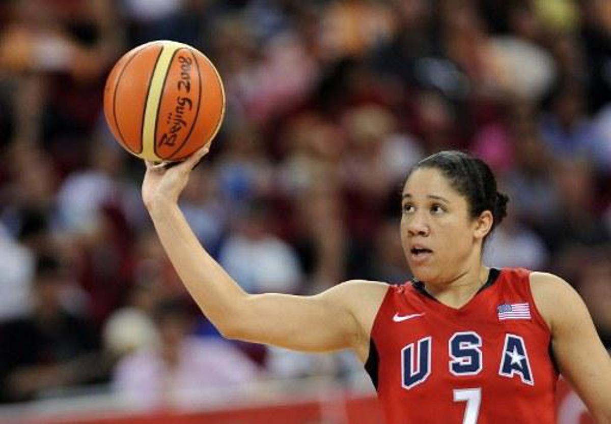USA's Kara Lawson grabs the ball during their women's semi-final basketball match Russia against The US of the Beijing 2008 Olympic Games on August 21, 2008 at the Olympic basketball Arena in Beijing. The US won 67-52. AFP PHOTO / FILIPPO MONTEFORTE