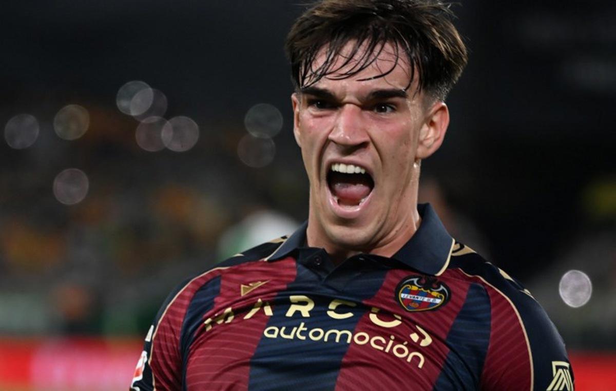 Levante's Spanish forward #19 Carlos Espi Escrihuela celebrates scoring his team's first goal during the Spanish league football match between Real Betis and Levante UD at Benito Villamarin Stadium in Seville on May 23, 2026. CRISTINA QUICLER / AFP