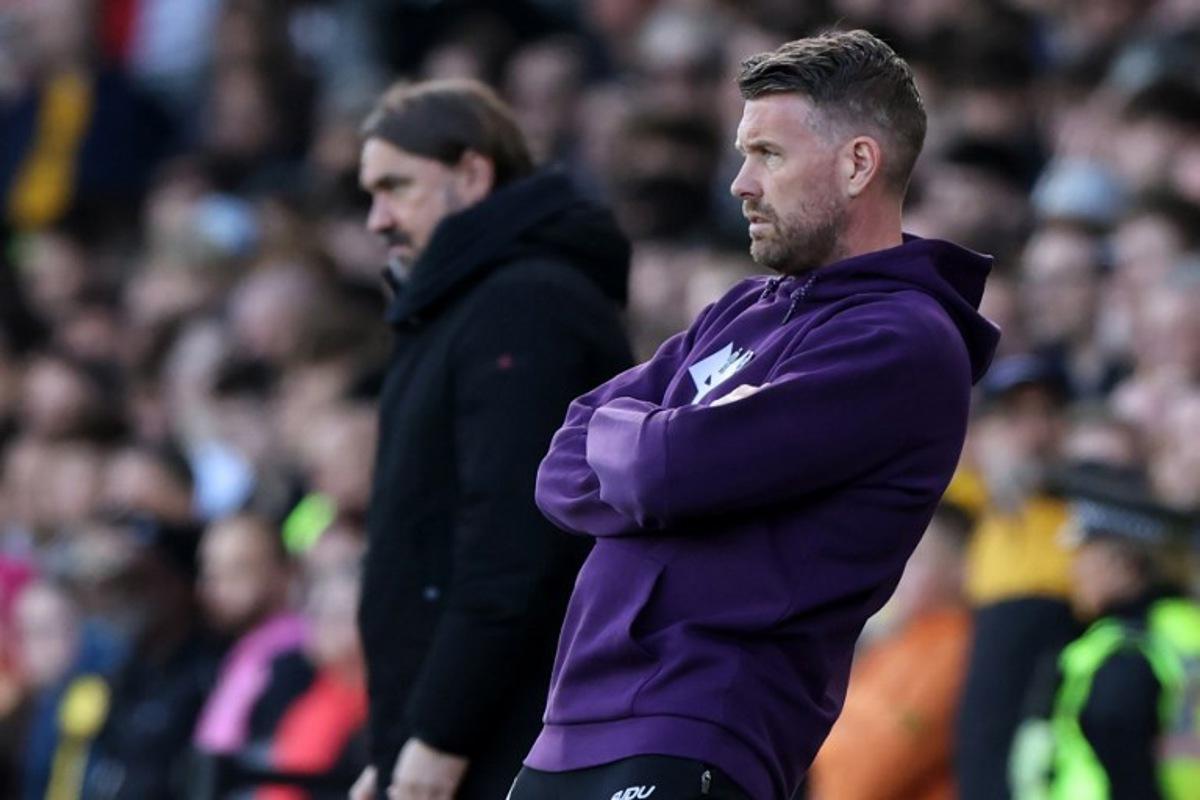 Wolverhampton Wanderers' Welsh head coach Rob Edwards (R) looks on during the English Premier League football match between Leeds United and Wolverhampton Wanderers at Elland Road in Leeds, northern England on April 18, 2026. Darren Staples / AFP
