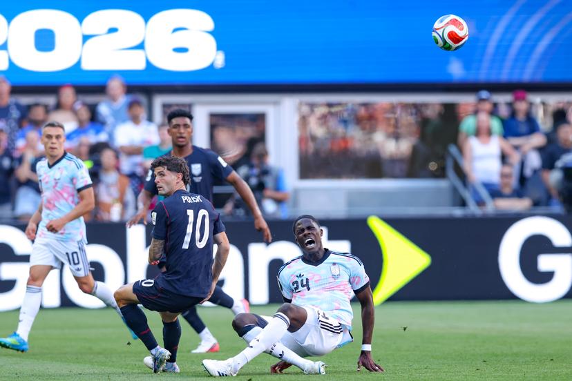 US' Christian Pulicik and Belgium's Amadou Onana fight for the ball during a soccer game between the USA and Belgian national team Red Devils, on Monday 06 July 2026, at the Seattle Field, in Seattle, a 1/8 finals game in the FIFA World Cup 2026. BELGA PHOTO BRUNO FAHY