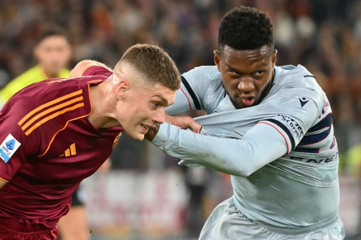 Roma's Ukrainian forward #09 Artem Dovbyk fights for the ball with Udinese's Belgian defender #27 Christian Kabasele during the Italian Serie A football match between AS Roma and Udinese at the Olympic Stadium in Rome on November 9, 2025. Alberto PIZZOLI / AFP