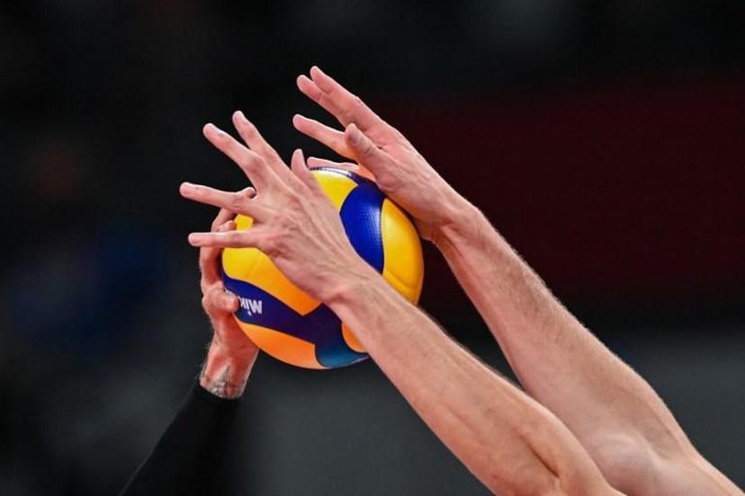 Argentina's Facundo Conte (L) hits the ball in front of France's Jean Patry in the men's semi-final volleyball match between France and Argentina during the Tokyo 2020 Olympic Games at Ariake Arena in Tokyo on August 5, 2021. YURI CORTEZ / AFP