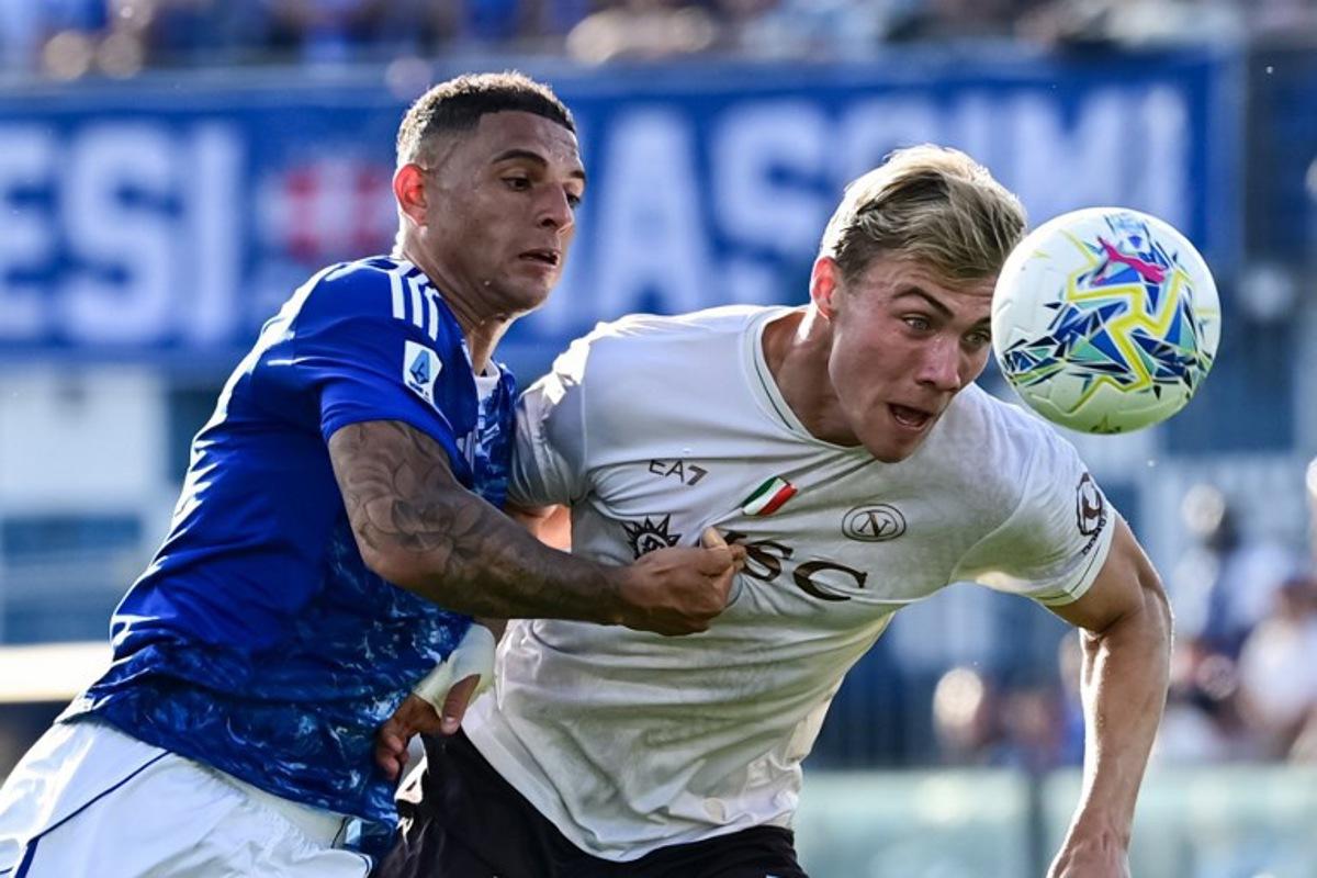 Como's Brazilian defender #34 Diego Carlos fights for the ball with Napoli's Danish forward #19 Rasmus Hojlund during the Italian Serie A football match between Como and Napoli at the Giuseppe Sinigaglia Stadium in Como, Italy on May 2, 2026 Piero CRUCIATTI / AFP
