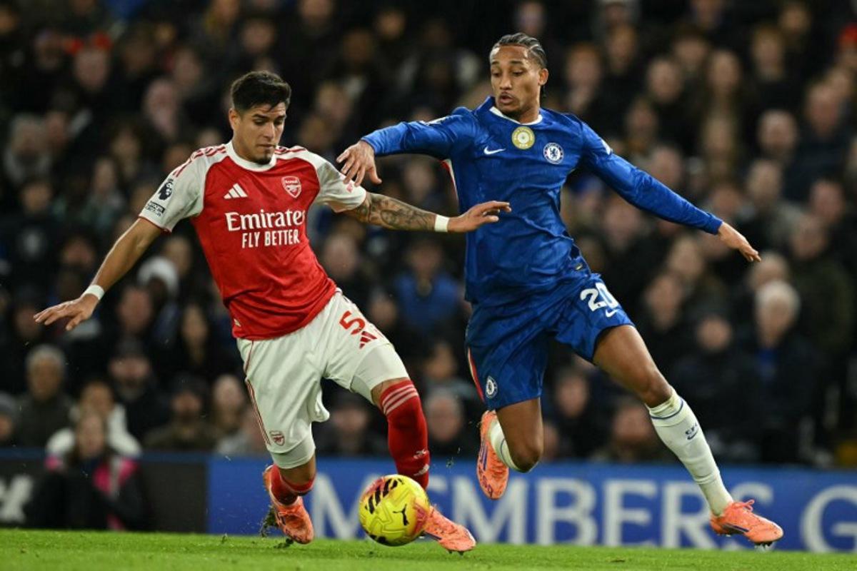 Arsenal's Ecuadorian defender #05 Piero Hincapie (L) vies with Chelsea's Brazilian striker #20 Joao Pedro (R) during the English Premier League football match between Chelsea and Arsenal at Stamford Bridge in London on November 30, 2025. JUSTIN TALLIS / AFP