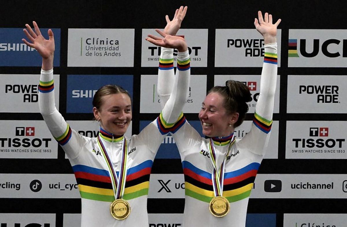Great Britain's #19 Madelaine Leech and Great Britain's #51 KAtie Archibald pose with their gold medals during the women's madison 30km event award ceremony at the 2025 UCI Track World Championships, in the Penalolen Velodrome in Santiago, on October 25, 2025. Rodrigo ARANGUA / AFP