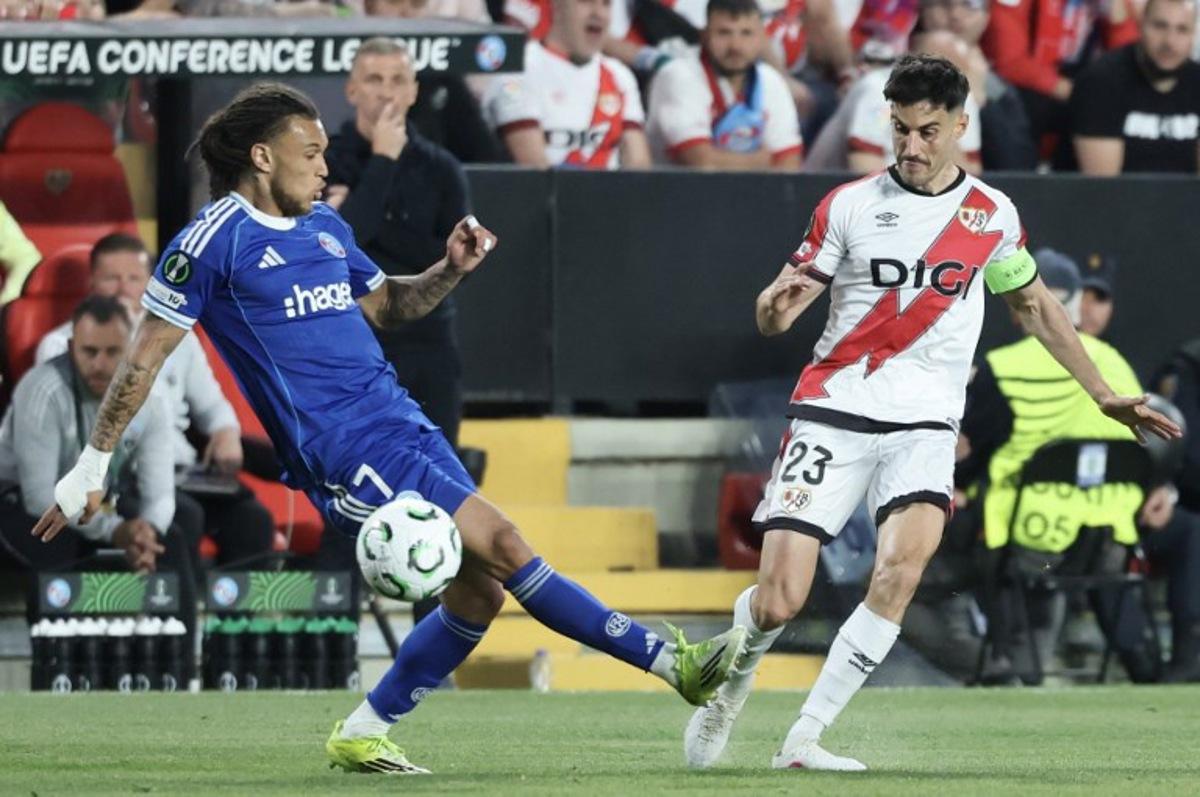 Strasbourg's Belgian midfielder #07 Diego Moreira (L) vies for the ball with Rayo Vallecano's Spanish midfielder #23 Oscar Valentin during the UEFA Conference League semi final first leg football match between Rayo Vallecano de Madrid and RC Strasbourg Alsace at Vallecas Stadium in Madrid on April 30, 2026. Pierre-Philippe MARCOU / AFP