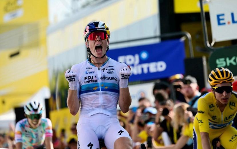 FDJ-SUEZ's Dutch rider Demi Vollering (C) celebrates as she crosses the finish line ahead of Movistar Team's Swiss rider and yello jersey Marlen Reusser (R, second placed) and Canyon//SRAM zondacrypto's Polish rider Katarzyna Niewiadoma (L, third placed) to win the 5th (out of 9) stage of the fifth edition of the Women's Tour de France cycling race, 140 km from Macon to Belleville-en-Beaujolais, in Belleville-en-Beaujolais, central France on August 5, 2026. NICOLAS TUCAT / AFP