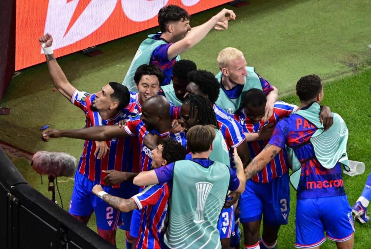 Crystal Palace's French striker #14 Jean-Philippe Mateta (C L) celebrates his 1-0 with team mates during the UEFA Conference League final football match between Crystal Palace FC and Rayo Vallecano de Madrid in Leipzig, Germany, on May 27, 2026. John MACDOUGALL / AFP