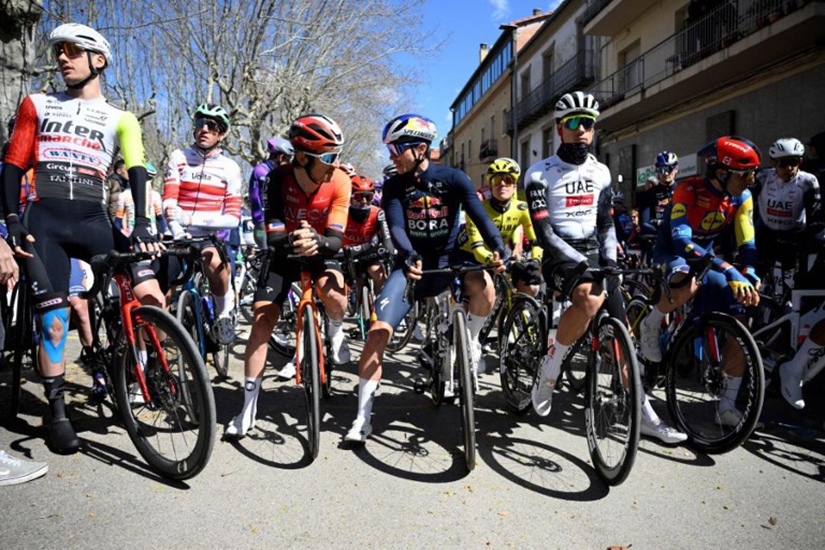 Team Bora's Primoz Roglic (C) talks with Team Ineos' Geraint Thomas (C,L) next to Team UAE's Juan Ayuso prior the start of the 6th stage of the 2025 Volta a Catalunya cycling tour of Catalonia, a 159km stage race between Berga and Queralt, on March 29, 2025. Josep LAGO / AFP