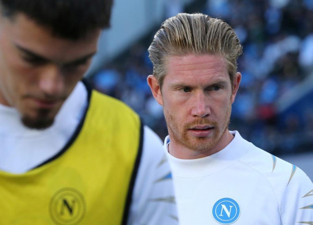 Napoli's Belgian midfielder #11 Kevin De Bruyne looks on during warm up ahead of the Italian Serie A football match football match between SSC Napoli and Genoa CFC at the Diego Armando Maradona stadium in Naples on October 5, 2025. CARLO HERMANN / AFP