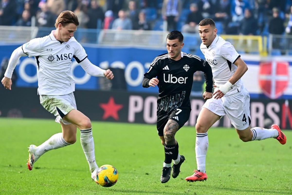 (From L) Napoli's Scottish midfielder #08 Scott McTominay controls the ball next to Como's Brazilian midfielder #07 Gabriel Strefezza and Napoli's Italian defender #04 Alessandro Buongiorno during the Italian Serie A football match between Como and Napoli at the Giuseppe-Sinigaglia Stadium in Como, on February 23, 2025. Piero CRUCIATTI / AFP