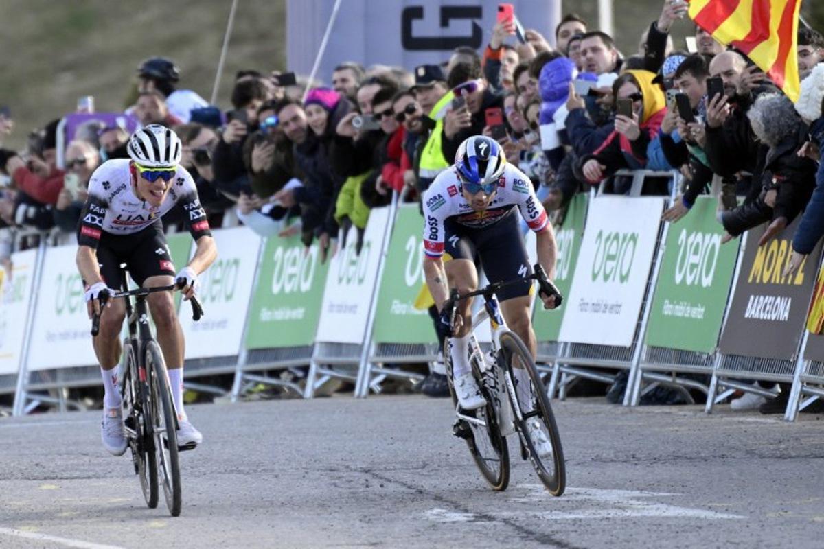 Team UAE's Juan Ayuso (L) and Team Bora's Primoz Roglic sprint to cross the finish line in first and second place respectively during the 3rd stage of the 2025 Volta a Catalunya cycling tour of Catalonia, a 178,3 km race between Viladecans and La Molina, on March 26, 2025. Josep LAGO / AFP