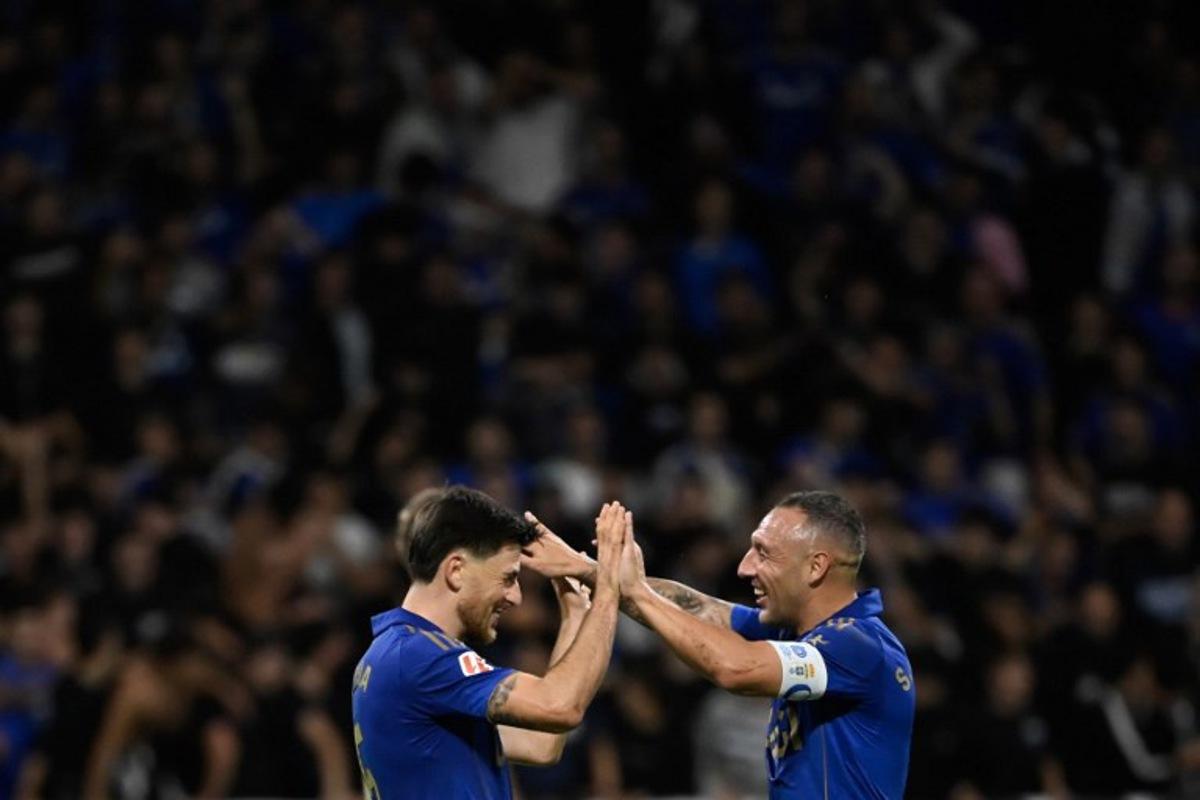 Real Oviedo's Spanish midfielder #05 Alberto Reina (L) celebrates with teammate Real Oviedo's Spanish midfielder #08 Santiago Cazorla after scoring their first goal during the Spanish league football match between Real Oviedo and FC Barcelona at the Carlos Tartiere stadium in Oviedo on September 25, 2025. Miguel RIOPA / AFP