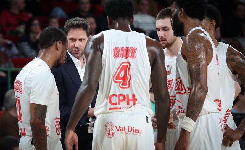 Spirou's head coach Sam Rotsaert talks to his players during a basketball match between Spirou Charleroi and Kangoeroes Basket Mechelen, Friday 27 March 2026 in Charleroi, on day 25 of the 'BNXT League' Belgian and Dutch first division basket championships. BELGA PHOTO VIRGINIE LEFOUR