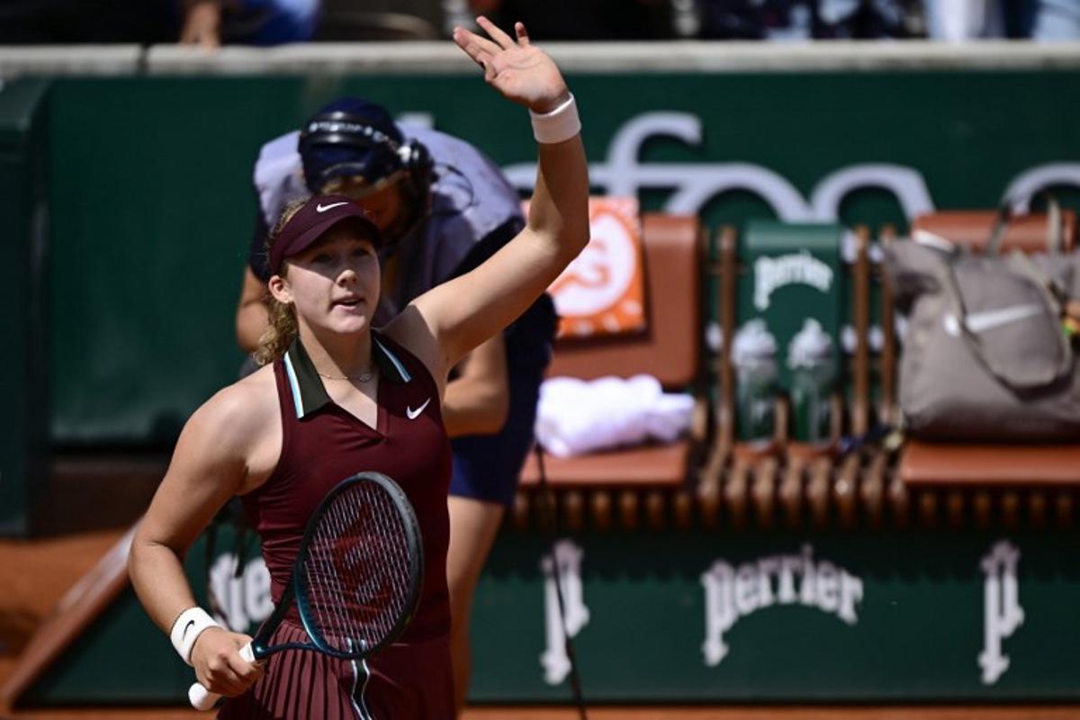 Russia's Mirra Andreeva celebrates after winning her women's singles match against US Ashlyn Krueger on day 5 of the French Open tennis tournament on Court Simonne-Mathieu at the Roland-Garros Complex in Paris on May 29, 2025. JULIEN DE ROSA / AFP