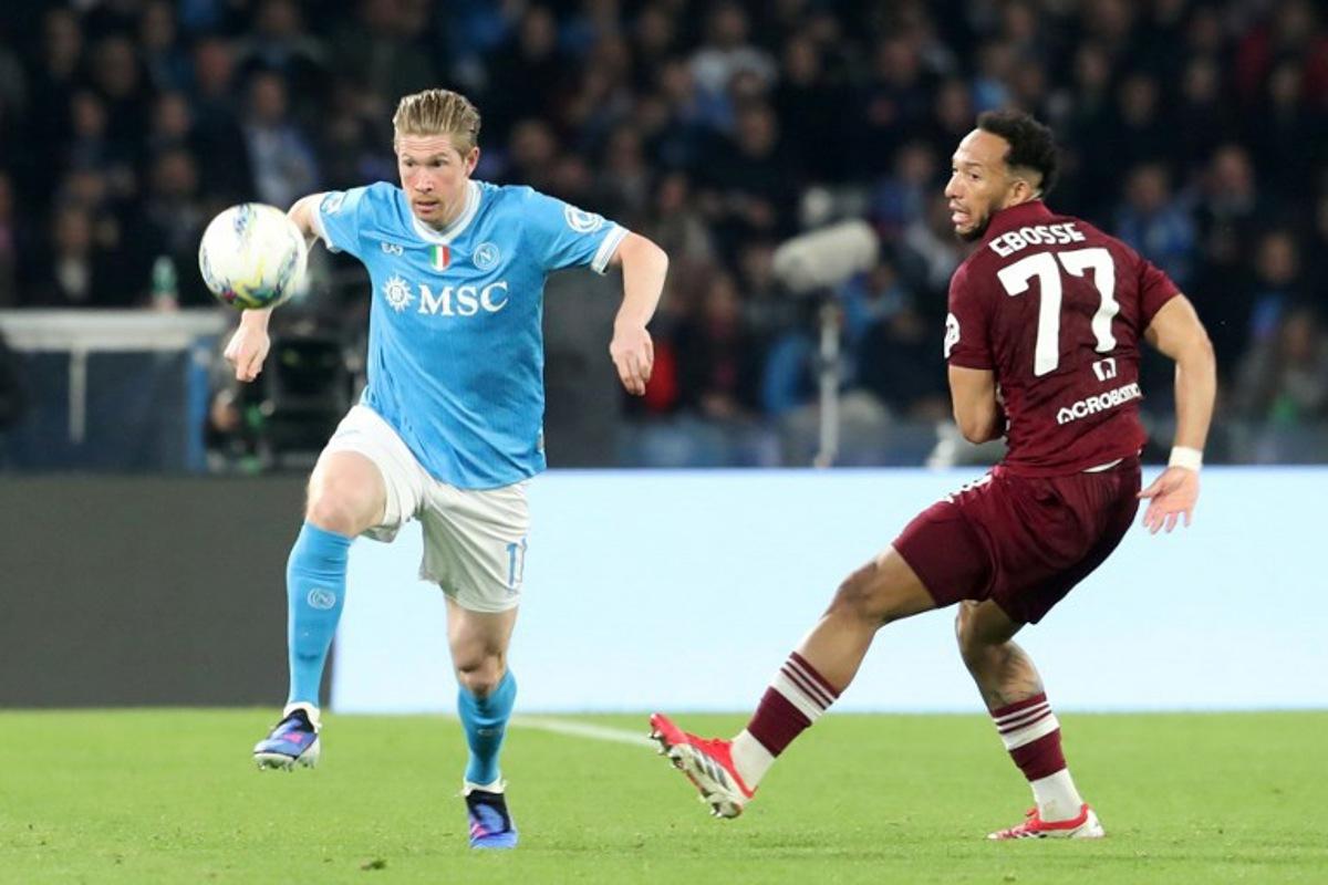 Napoli's Belgian midfielder #11 Kevin De Bruyne (L) controls the ball in front of Torino's Camerunese defender #77 Enzo Ebosse (R) during the Italian Serie A football between match SSC Napoli and Torino FC at the Diego Armando Maradona Stadium in Napoli, on March 6, 2026. CARLO HERMANN / AFP