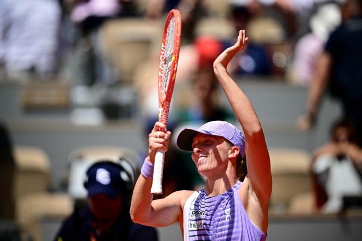 Poland's Iga Swiatek acknowledges the crowd as she celebrates her victory in her women's singles match against Australia's Emerson Jones on day 2 of the French Open tennis tournament on Court Philippe-Chatrier at the Roland-Garros Complex in Paris on May 25, 2026. JULIEN DE ROSA / AFP
