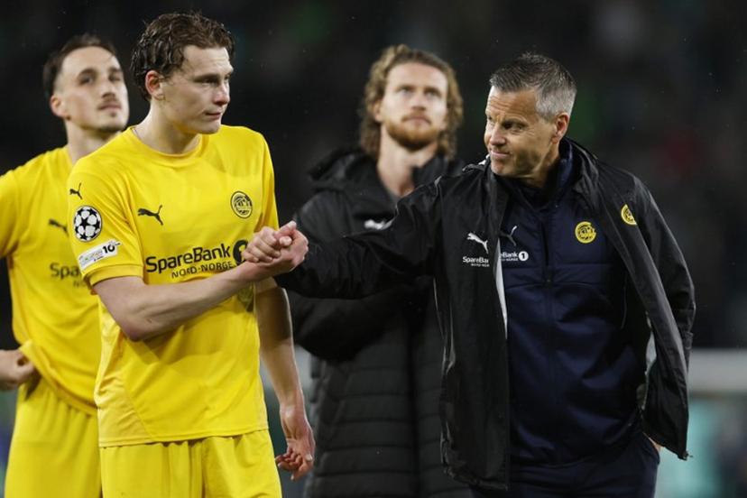 Bodoe/Glimt's Norwegian defender #25 Isak Maatta (2L) shakes hands with Bodoe/Glimt's Norwegian coach Kjetil Knutsen at the end of the UEFA Champions League last 16 second leg football match between Sporting CP and Bodoe/Glimt at Jose Alvalade stadium in Lisbon on March 17, 2026. FILIPE AMORIM / AFP