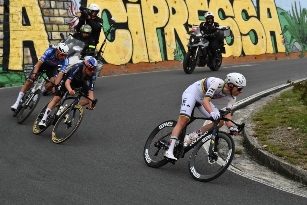 UAE Team Emirate's Slovenian rider Tadej Pogacar (R), Q36.5 Pro Cycling team's British rider Thomas Pidcock (C) and Alpecin-Deceuninck's Dutch rider Mathieu van der Poel ride down the Cipressa during the 117th Milan - Sanremo one-day classic cycling race, on March 21, 2026. Marco BERTORELLO / AFP