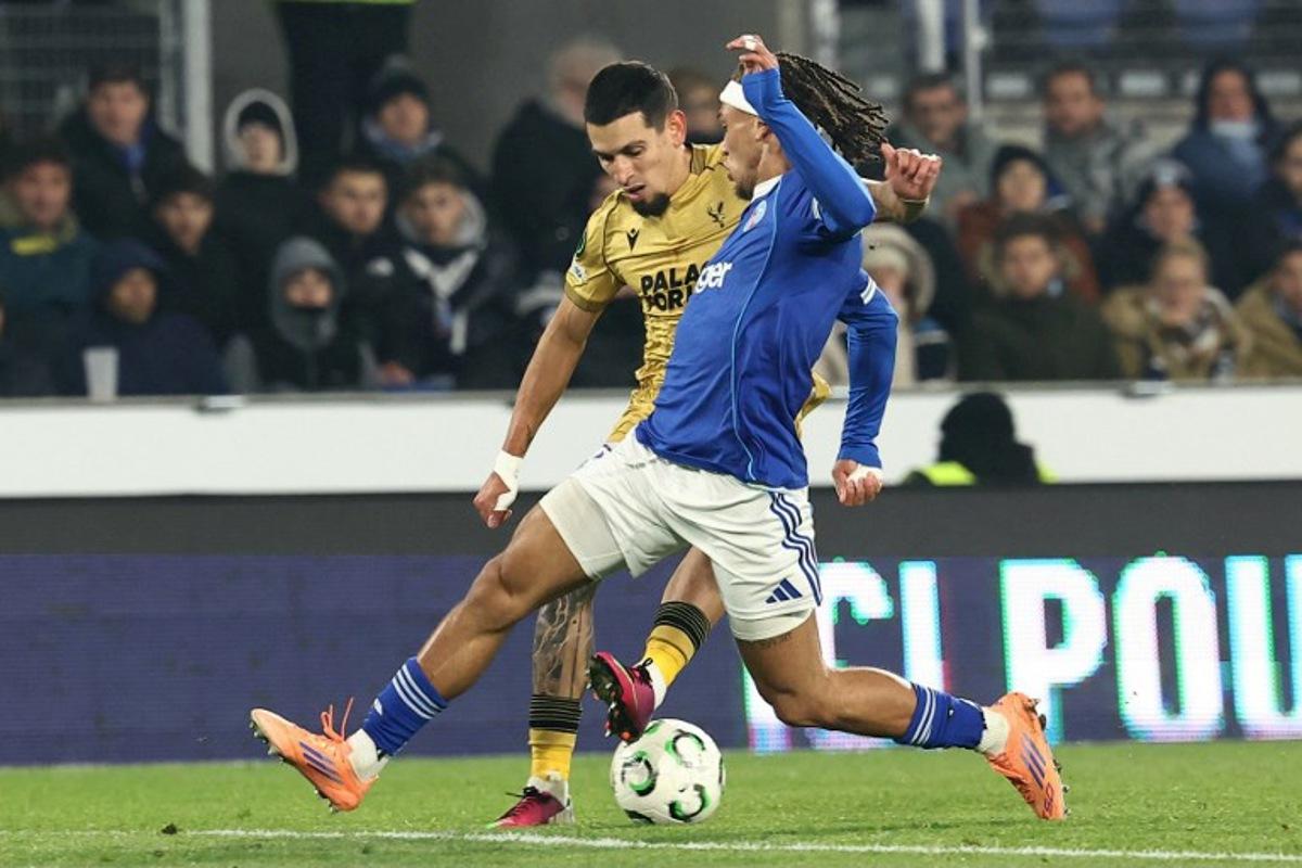 Strasbourg's Belgian midfielder #07 Diego Moreira (R) fights for the ball with Crystal Palace's Colombian defender #02 Daniel Munoz during the UEFA Europa Conference League football match between RC Strasbourg Alsace and Crystal Palace FC at the Stade de la Meinau in Strasbourg, eastern France, on November 27, 2025. Frederick FLORIN / AFP
