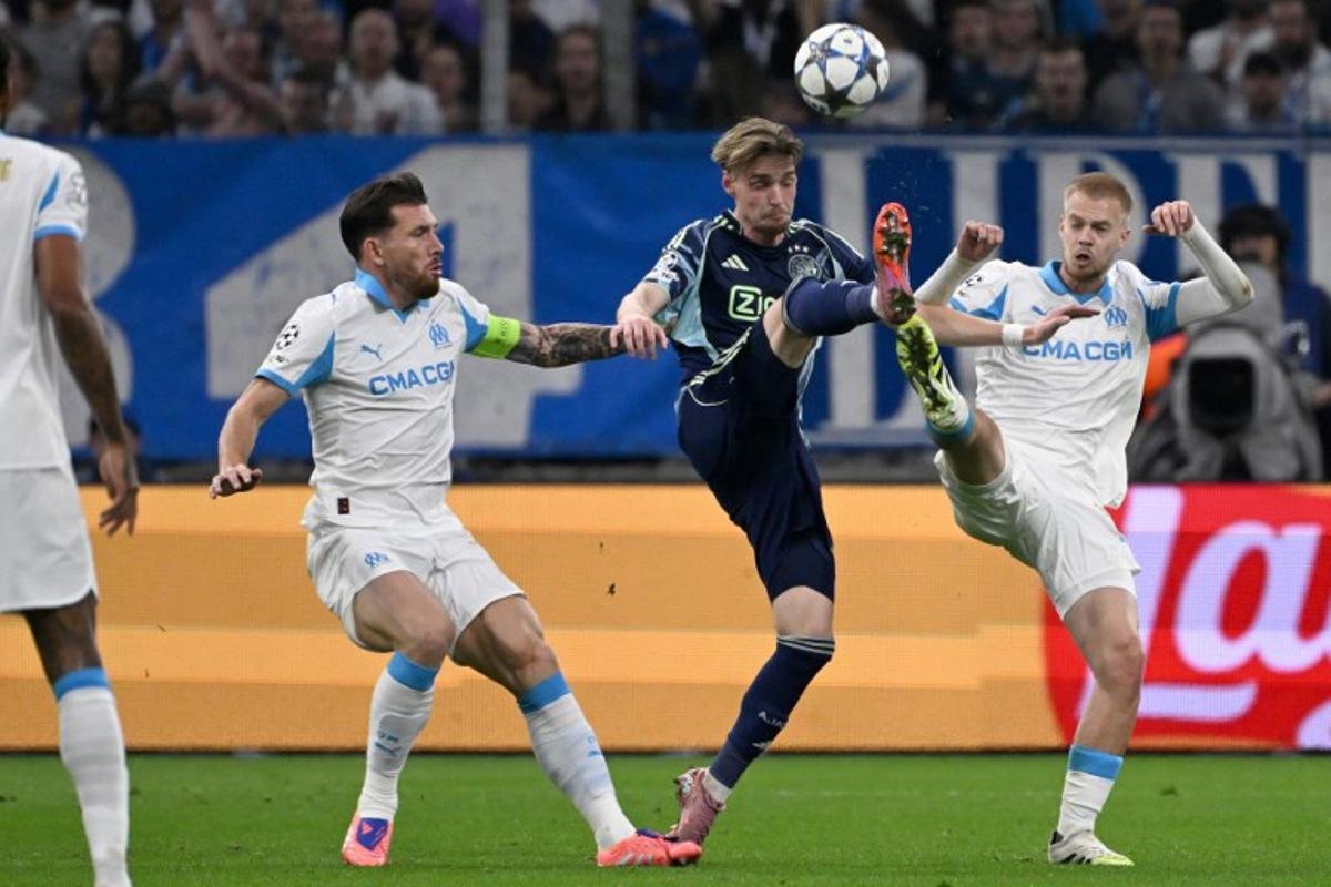 Ajax's Dutch midfielder #08 Kenneth Taylor (C) kicks the ball next to Marseille's Danish midfielder #23 Pierre-Emile Hojbjerg (L) and Marseille's Belgian midfielder #18 Arthur Vermeeren (R) during the UEFA Champions League, league phase day 2, football match between Olympique de Marseille (FRA) and AFC Ajax (NED) at the Velodrome stadium, in Marseille on September 30, 2025. Miguel MEDINA / AFP