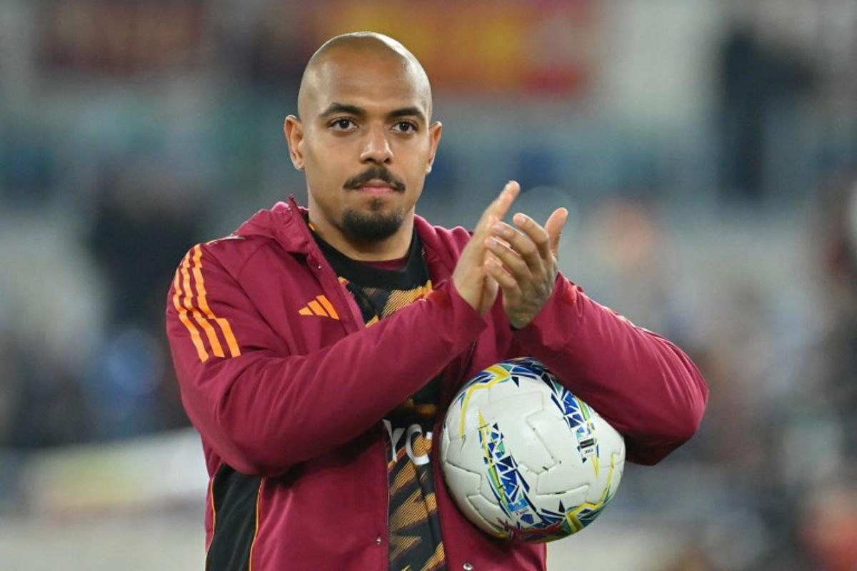 Roma's Dutch forward #14 Donyell Malen keeps the ball at the end of the match after scoring three goals during the Italian Serie A football match between AS Roma and Pisa at the Olympic Stadium in Rome on April 10, 2026. Filippo MONTEFORTE / AFP