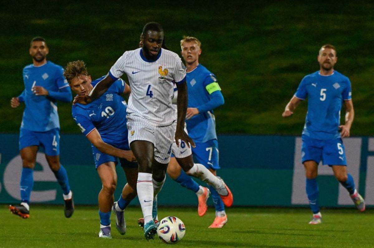 France's defender #04 Dayot Upamecano (C) and Iceland's forward #10 Albert Gudmundsson vie for the ball during the 2026 World Cup qualifying round Group D football match between Iceland and France at the Laugardalsvollur Stadium in Reykjavik on October 13, 2025. Halldor KOLBEINS / AFP